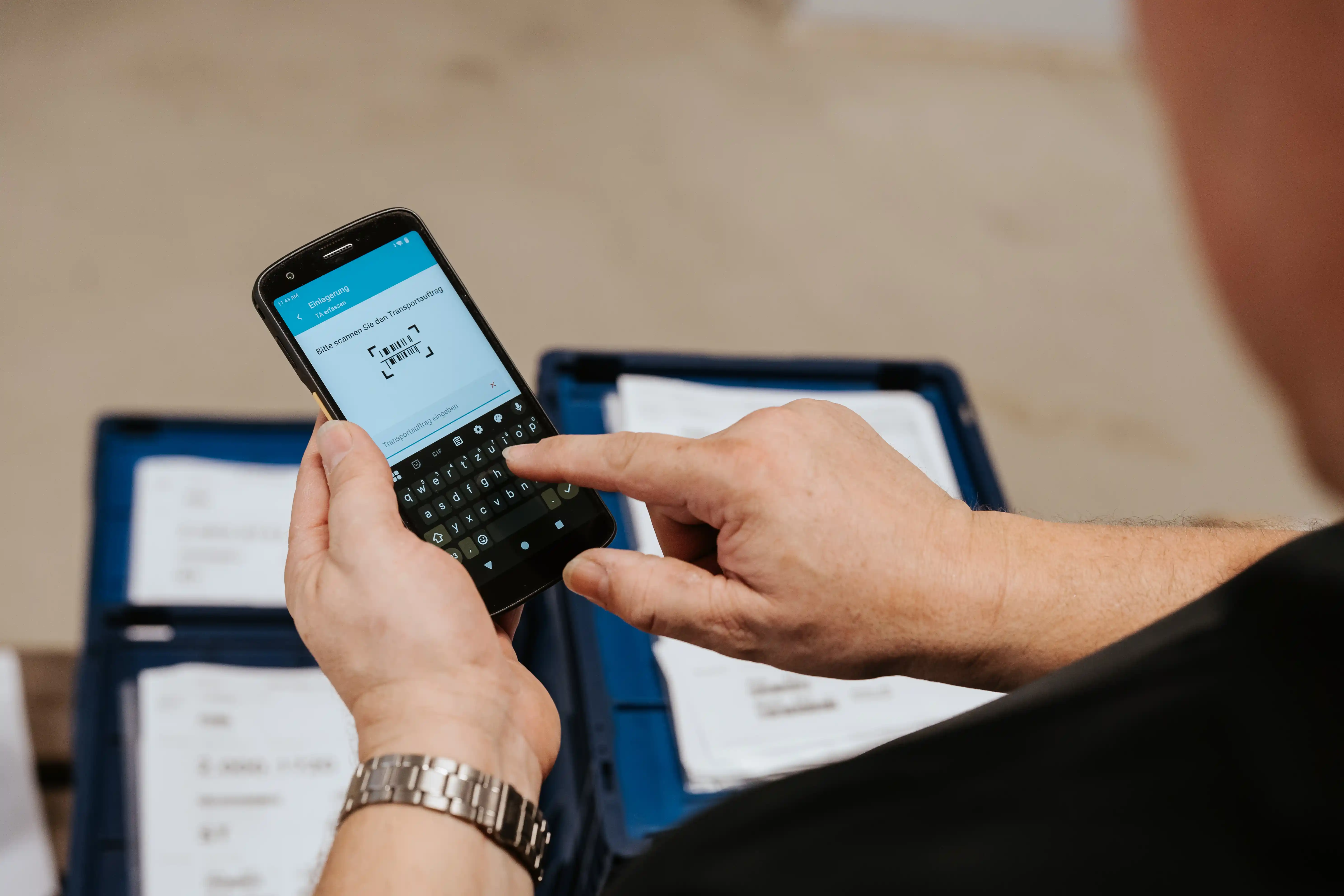Lagermitarbeiter%20nutzt%20die%20Ontego-Scanner-App%20auf%20einem%20Handheld-Ger%E4t%20zum%20Scannen%20eines%20Transportauftrags.